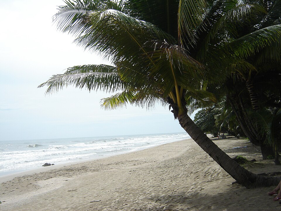 Photo: nakhon100, Wikimedia Commons, CC BY 2.0 White Sand Beach